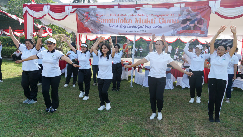 Sekda Adi Arnawa Melepas Jalan Santai Serangkaian HUT PGRI Ke-77